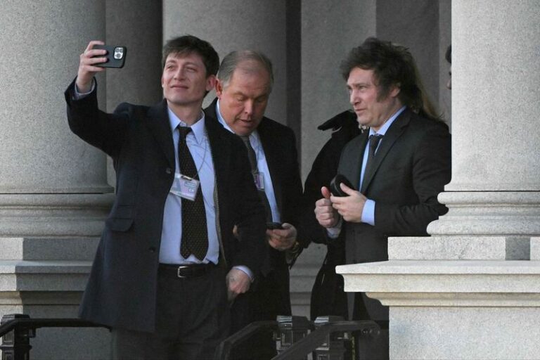 Adorni, al comando y Santiago Caputo, interlocutor provincial?