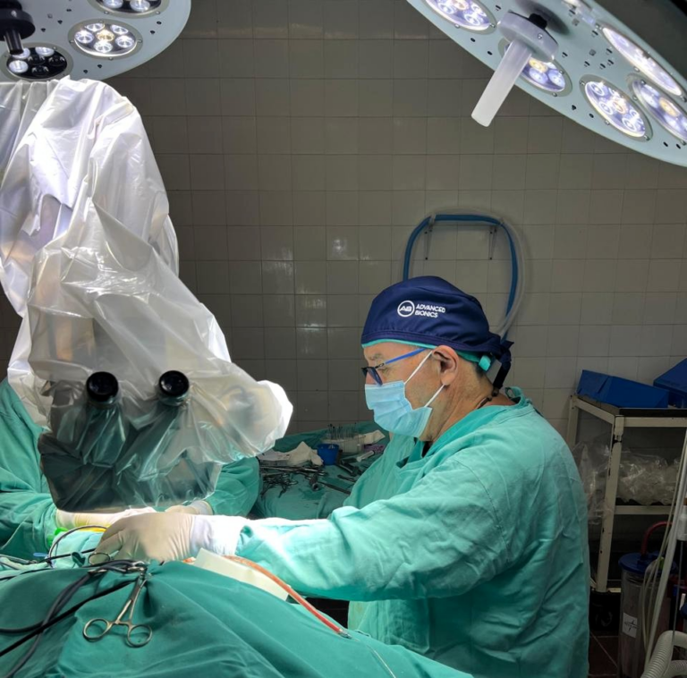En el Hospital Juan Pablo II colocaron un implante bilateral