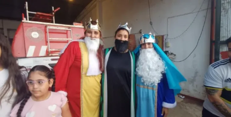Los bomberos se vistieron de reyes y repartieron regalos por la ciudad