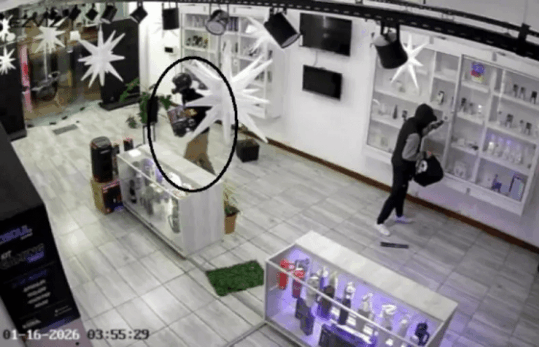 Detuvieron a ladrones que saquearon una tienda de celulares.