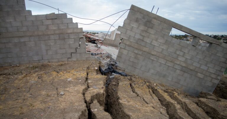 Emergencia geológica en Comodoro Rivadavia: evacúan otro barrio por riesgo de más deslizamientos