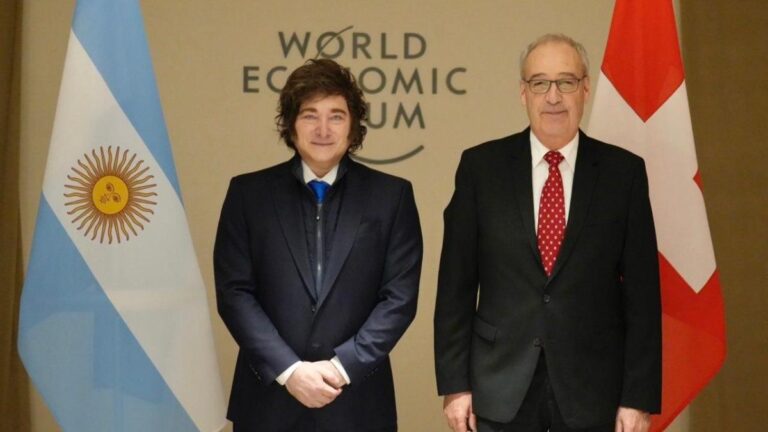Davos: antes de dar su discurso, Javier Milei habló con empresarios y se mostró con el presidente suizo