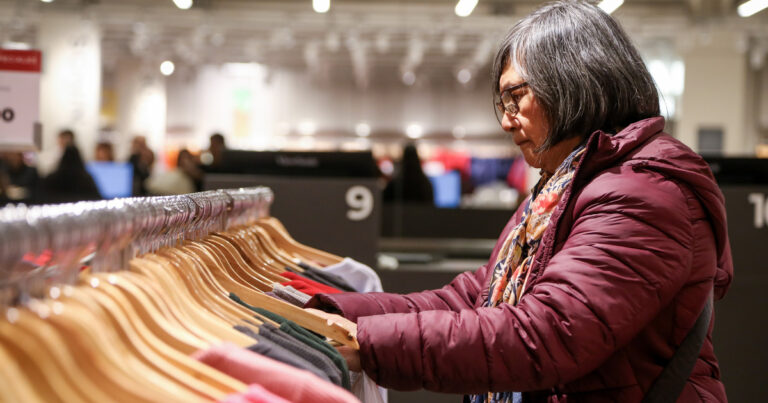 En medio del cruce con el Gobierno, textiles dicen que la ropa importada llega un 25% más barata que en 2024