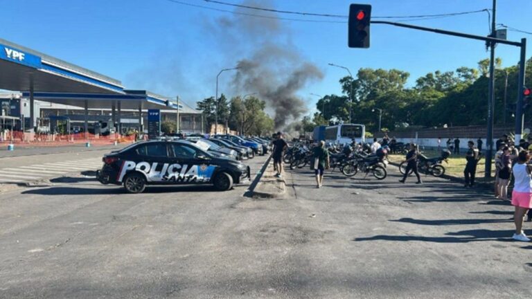 Rosario: corte de tránsito y «sirenazo» por reclamos policiales