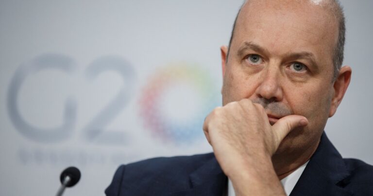 Sturzenegger detalló los cambios en la reforma laboral, cruzó al kirchnerismo y la CGT, y advirtió: «Si te lastimás jugando al fútbol, tu empresa no tiene nada que ver»