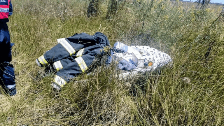 Ruta 12: volcó un camión dejando al conductor herido