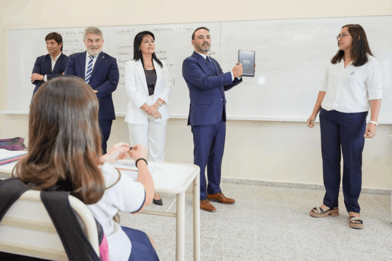 Valdés reafirmó el compromiso con el futuro y la educación en la inauguración la escuela Juan Domingo Perón