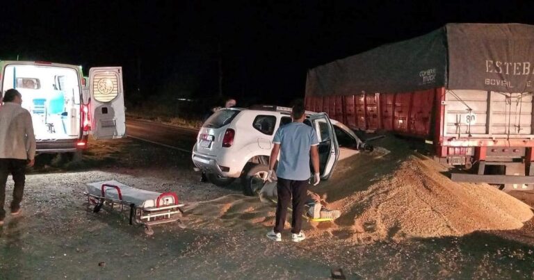 Otro choque trágico con un camión que se sube a la ruta cargado de cereal: murieron un matrimonio y sus dos hijos