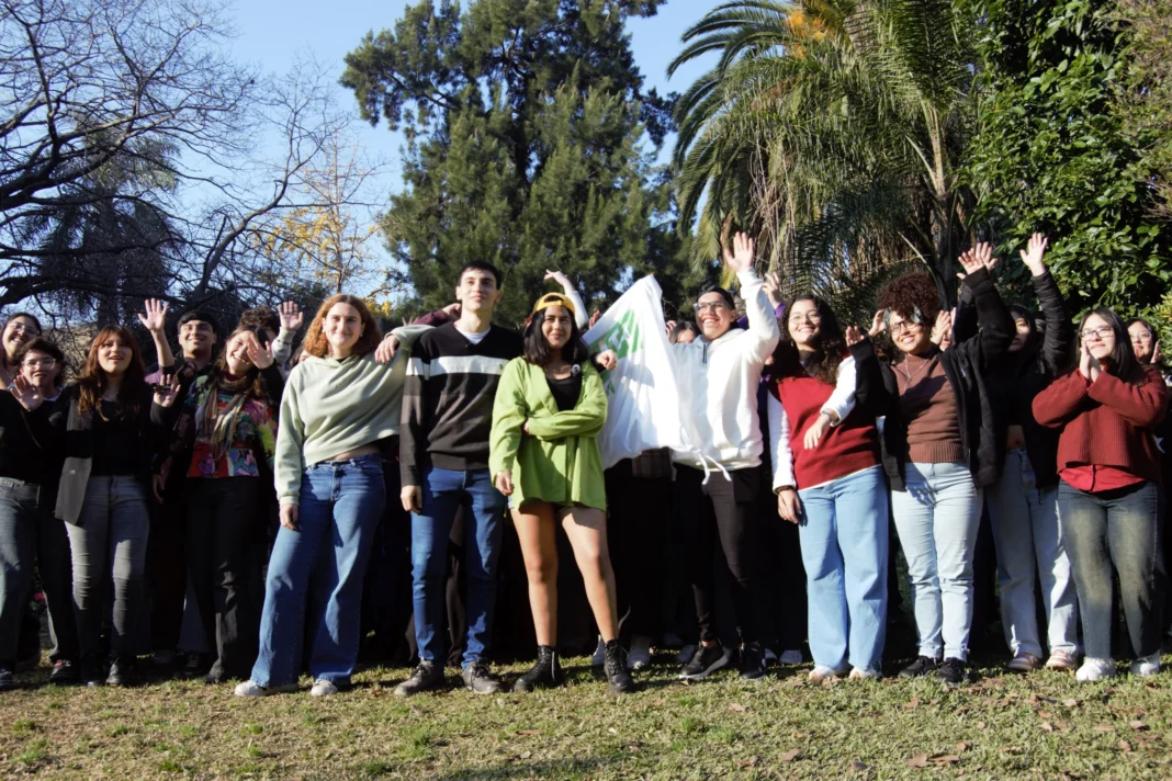 Jóvenes participando en una redacción digital y trabajando en equipo.