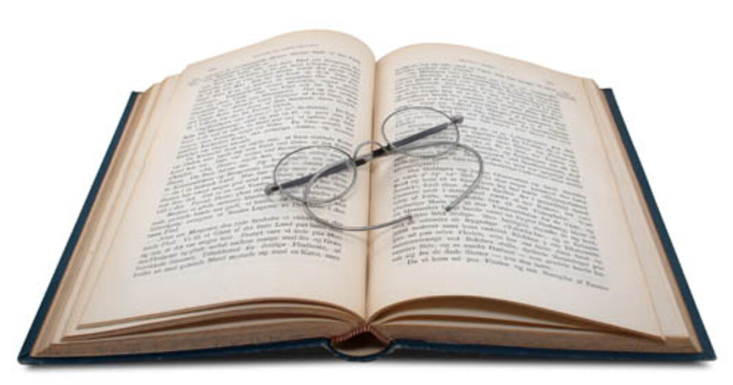 Concepto de lenguaje y palabras evolucionando en una pizarra o pantalla digital