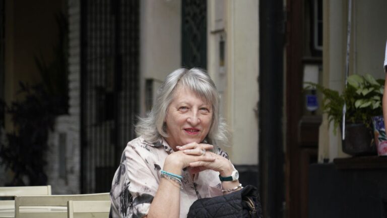 Lilian Cheruse, escritora, en una mesa del bar Justos y Pecadores en el barrio Lourdes, Santa Fe.