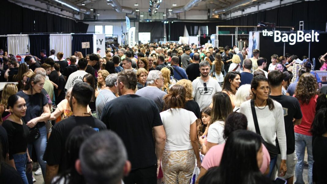 Vista del predio del Outlet Rosario 2026 en la exRural, con stands de marcas locales.