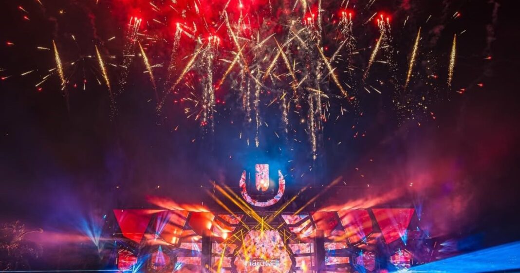 Vista aérea del Bayfront Park de Miami durante el Ultra Music Festival 2026, con multitud y escenarios.