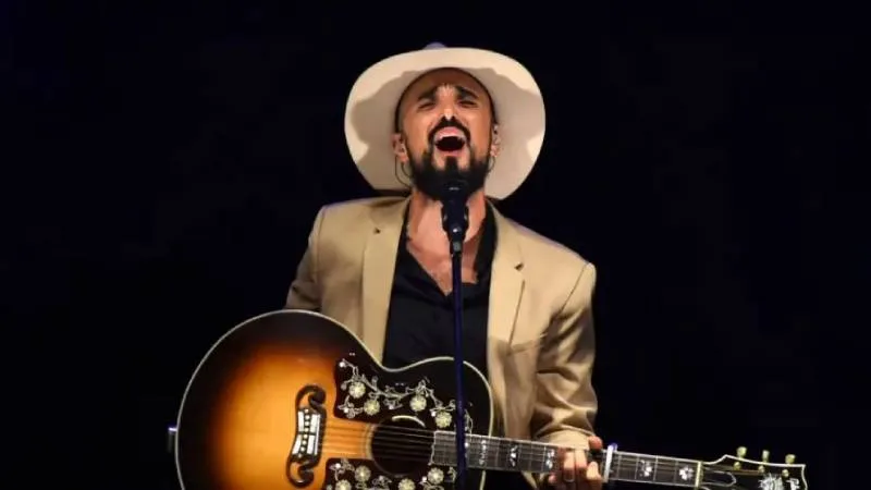 Abel Pintos en el escenario durante su gira de 30 años de carrera musical.