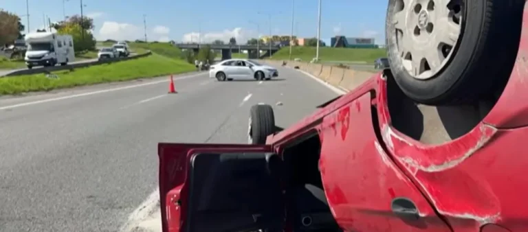 Operativo de emergencia en la Autopista Rosario tras accidente vial en Campana