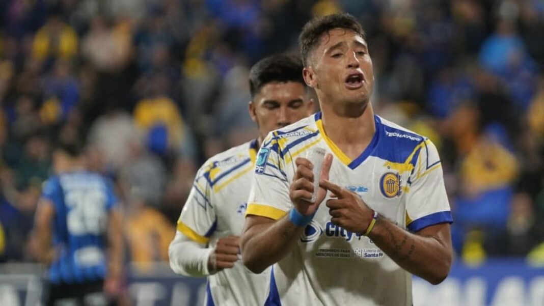 Alejo Veliz de Rosario Central celebra su gol ante Atlético Tucumán en el Gigante de Arroyito.