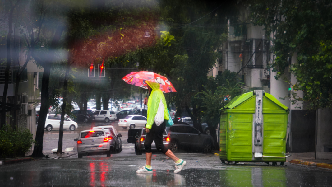 Mapa del pronóstico del tiempo mostrando alerta amarillo en la región de Rosario, Santa Fe.
