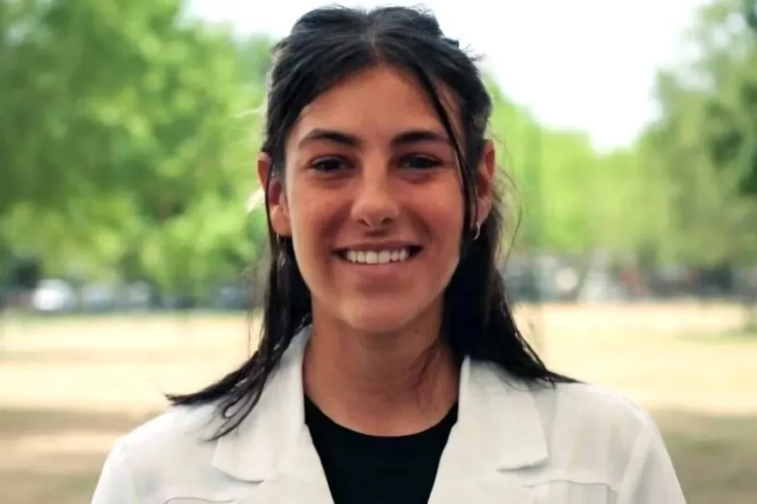 Ilustración de un estetoscopio y elementos médicos con un fondo de edificio institucional.