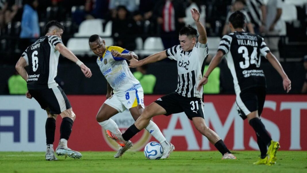 Eduardo Almirón, director técnico de Rosario Central, en conferencia de prensa.