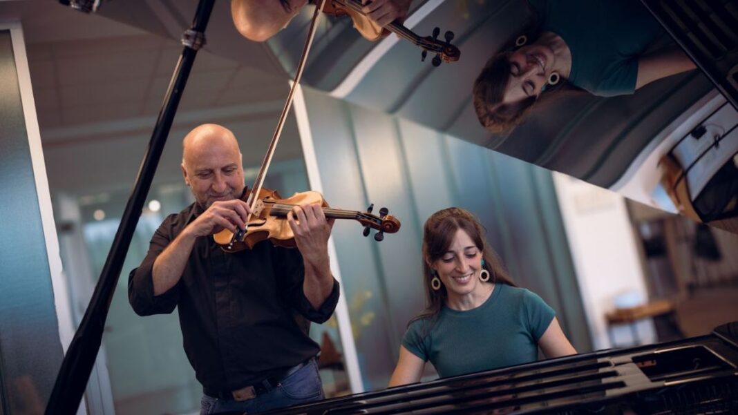 El dúo Alquimia Tanguera, Lucía Oubiña y Javier Gómez, en presentación en vivo.