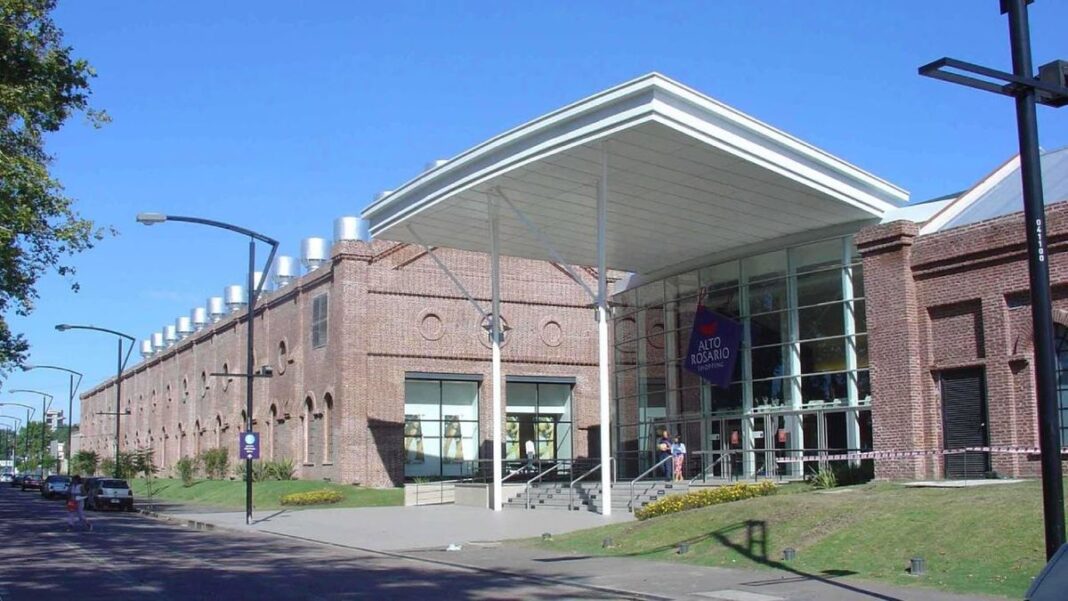 Vista exterior del Alto Rosario Shopping y su zona de estacionamiento en Rosario, Santa Fe.
