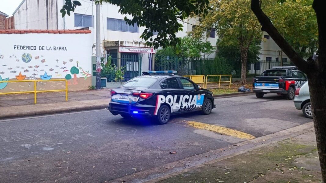 Policía frente a una escuela en Santa Fe durante un operativo por amenazas