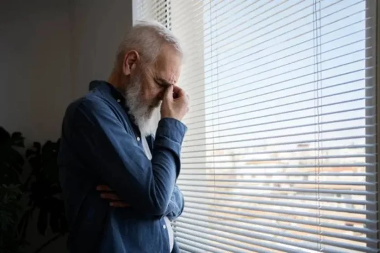 Médico observando un tubo de ensayo con una muestra de sangre, representando el análisis para detectar Alzheimer.
