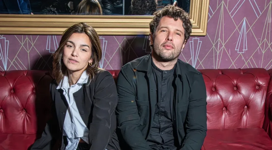 Ángela Navarro y Martín Mazzon durante una presentación musical.