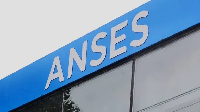 Calendario y símbolo de dinero representando el cronograma de pagos de ANSES