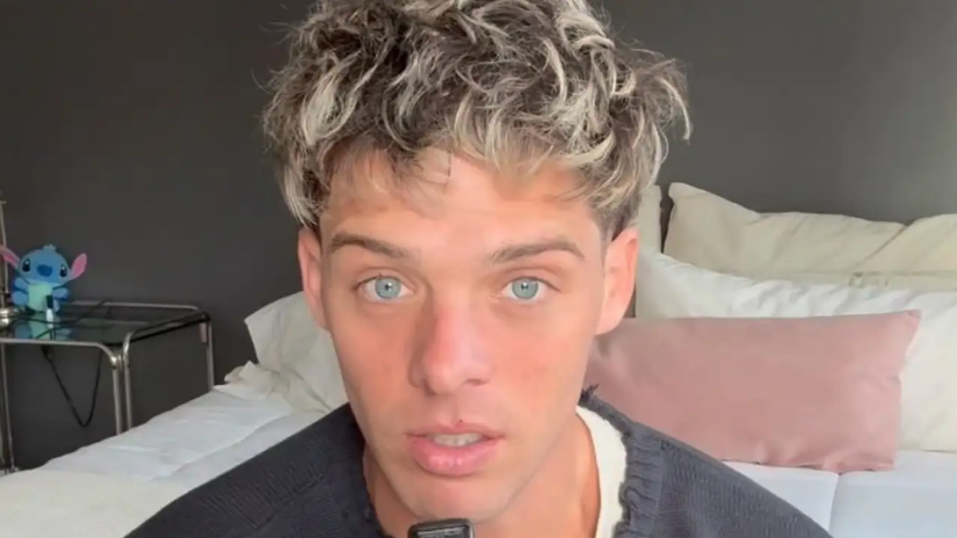 Ilustración de un volante con un teléfono celular y un cinturón de seguridad desabrochado, representando la distracción al conducir.