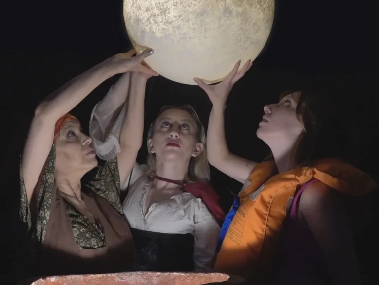 Cartel o escena de la obra teatral 'Aquelarre en el humedal' en Santa Fe.