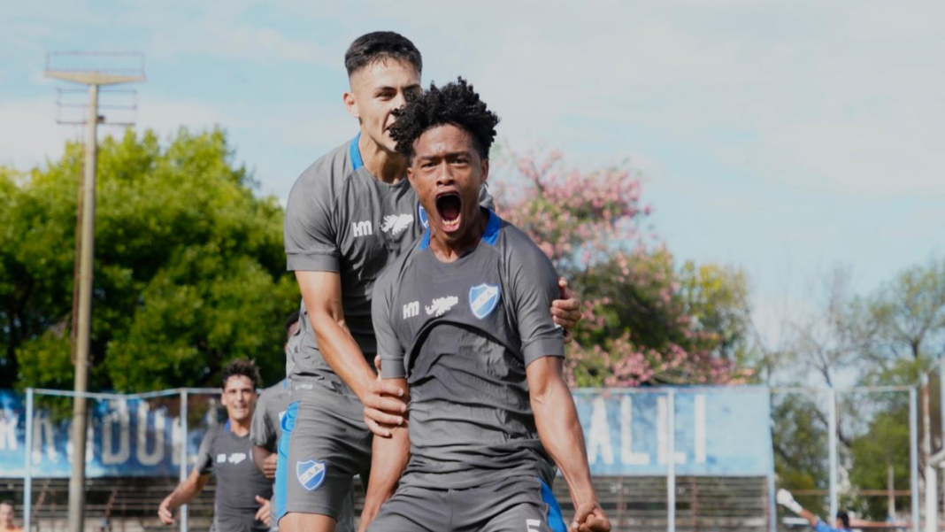 Jugadores de Argentino de Rosario celebrando un gol durante el partido contra Deportivo Paraguayo en el estadio Olaeta.