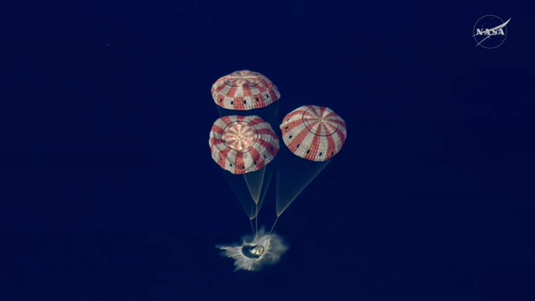 Ilustración de la cápsula Orion de la NASA sobrevolando la Luna.