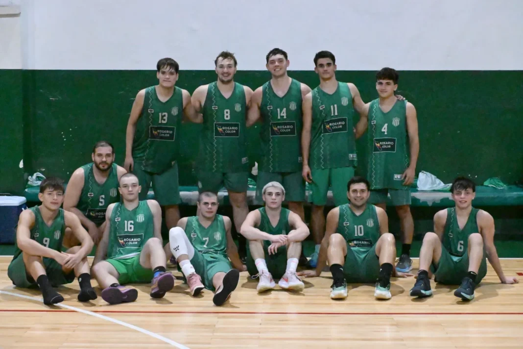 Jugadores de básquet en acción durante un partido de la Primera B en Santa Fe