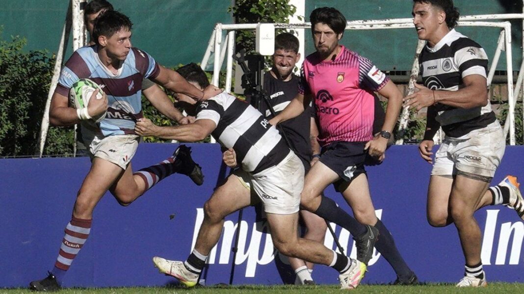 Jugadores de Atlético del Rosario y CASI durante el partido de rugby en el Top 14 de la URBA.