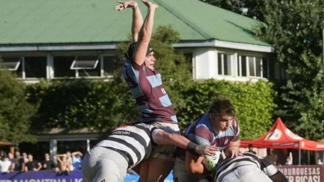 Jugadores de Atlético del Rosario y CASI durante el partido de rugby en el Pasaje Gould.