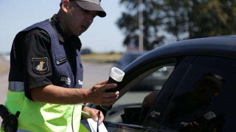 Agente de tránsito realizando un control de alcoholemia en una ruta de Santa Fe