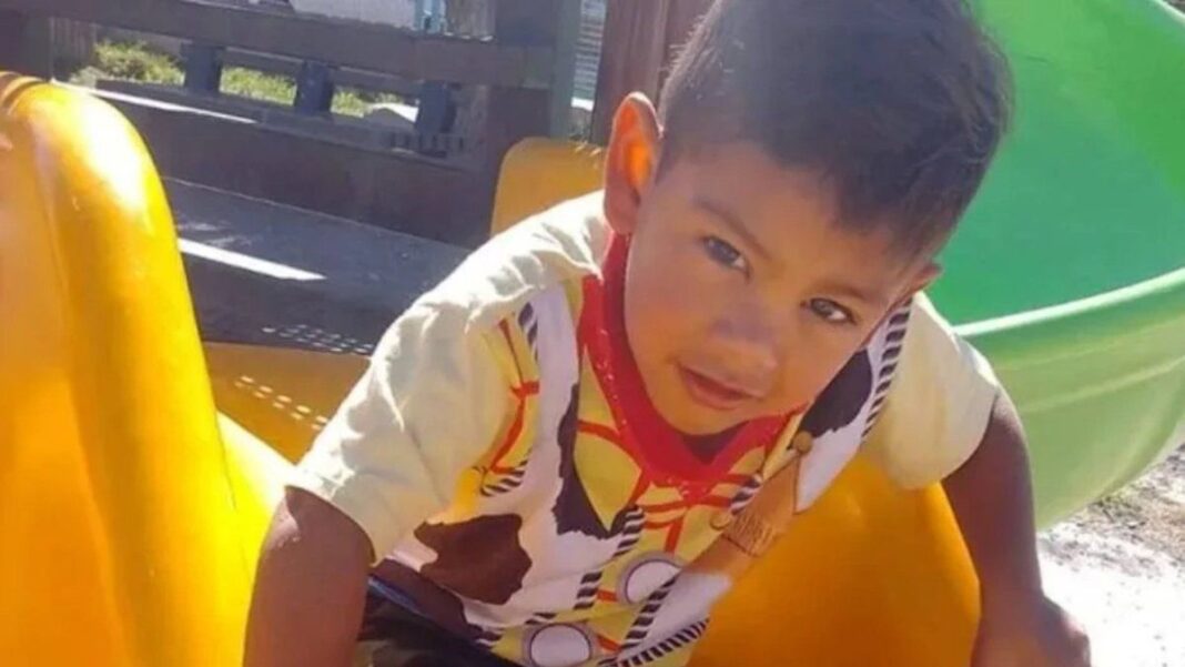 Ilustración de una balanza de la justicia sobre un fondo neutro, representando la investigación forense.