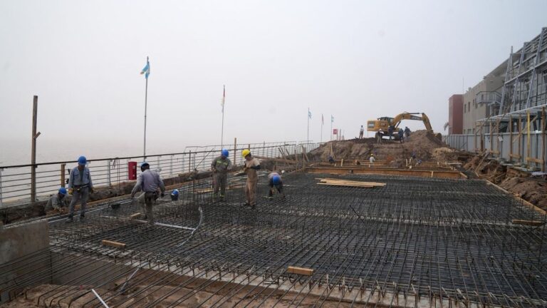 Trabajos de reconstrucción en los muelles de la Terminal Fluvial de Rosario, con vista al río Paraná.