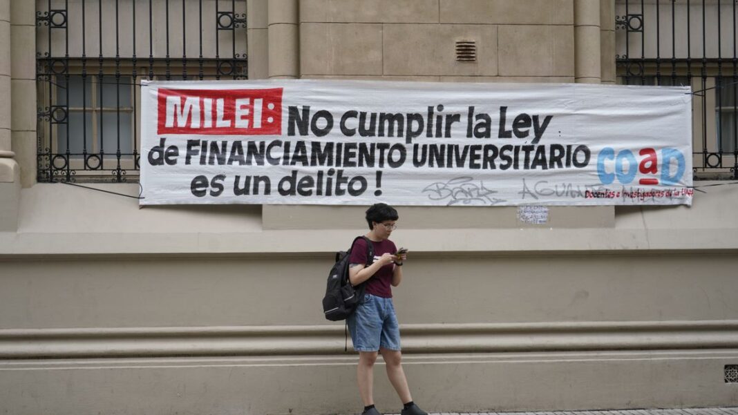 Franco Bartolacci, rector de la UNR, durante una declaración sobre la situación universitaria.