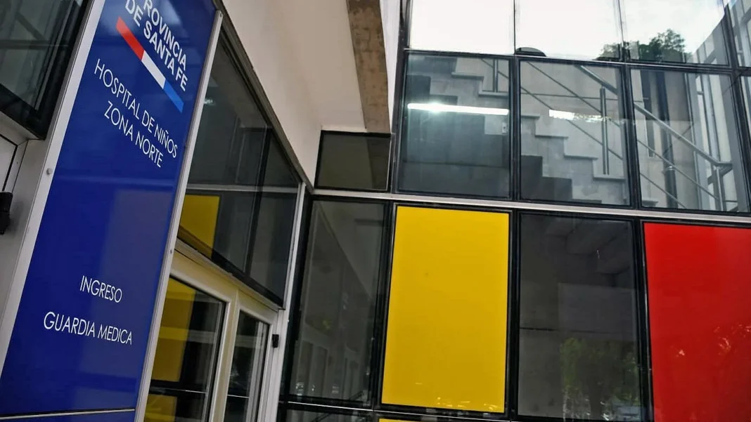 Bebé en cuna de hospital recibiendo atención médica