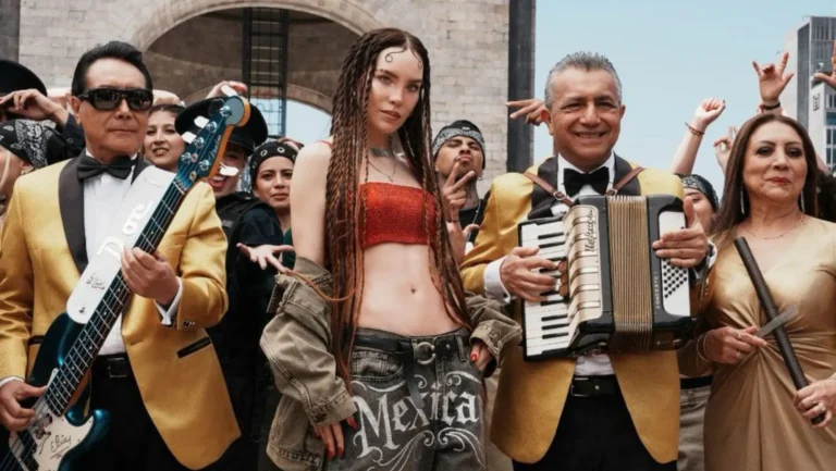 Belinda y Los Ángeles Azules en el videoclip de "Por ella", grabado en el Monumento a la Revolución de Ciudad de México.
