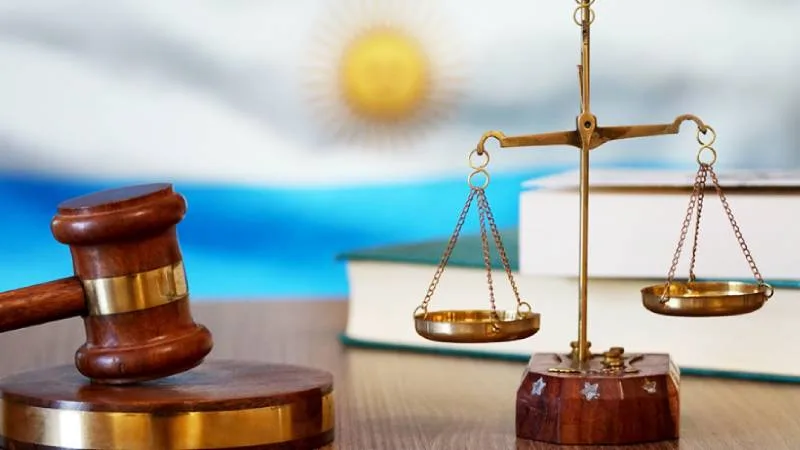 Ilustración de un juez ordenando el bloqueo de un sitio web de apuestas ilegales en Santa Fe