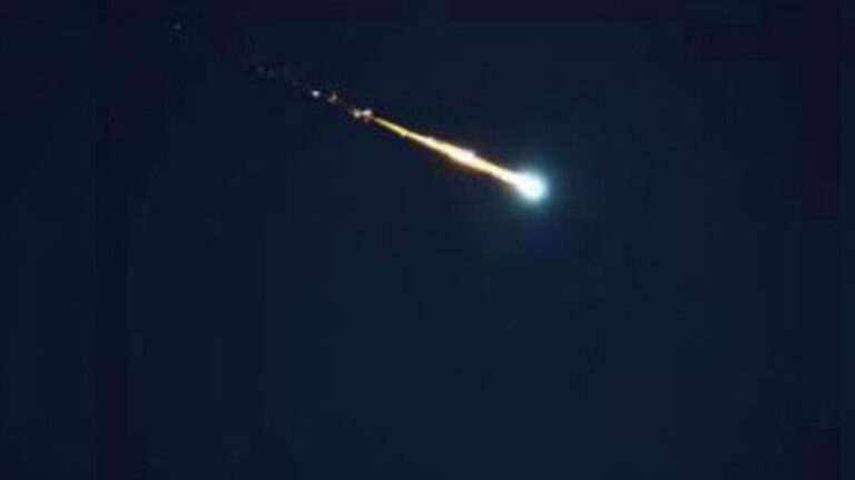 Bola de luz en el cielo nocturno de Buenos Aires, bólido brillante