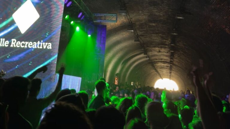 Personas bailando y tomando café en el túnel Arturo Illia durante el Coffee Rave de la Calle Recreativa
