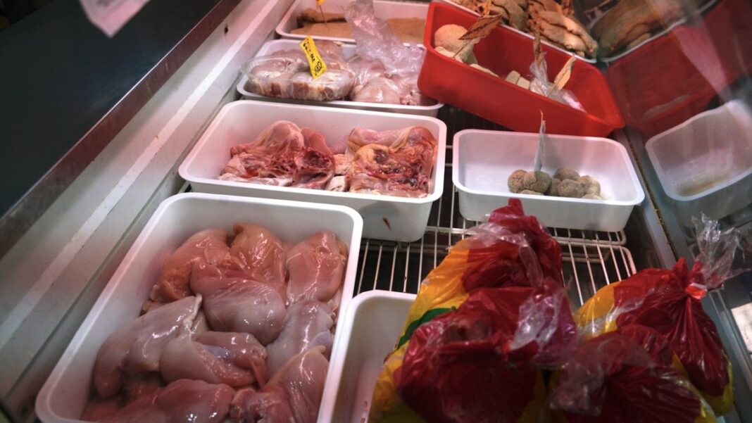 Pollería y carnicería en un barrio de Rosario, representando el cambio en el consumo de carnes.