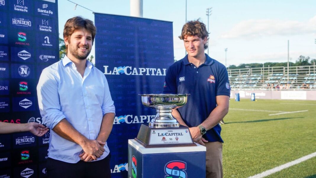 Jugadores de Capibaras en acción durante un partido del Súper Rugby Américas en el Parque Independencia de Rosario.