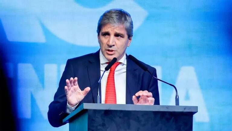 El ministro de Economía Luis Caputo durante su disertación en la Bolsa de Comercio de Rosario.
