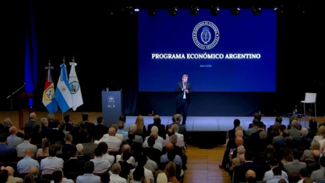 El ministro de Economía, Luis Caputo, durante su presentación en la Bolsa de Comercio de Rosario.