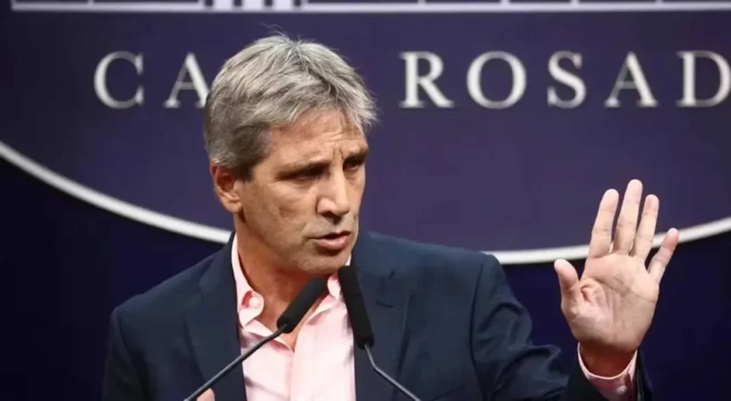 Ministro de Economía Luis Caputo durante una presentación en Rosario.